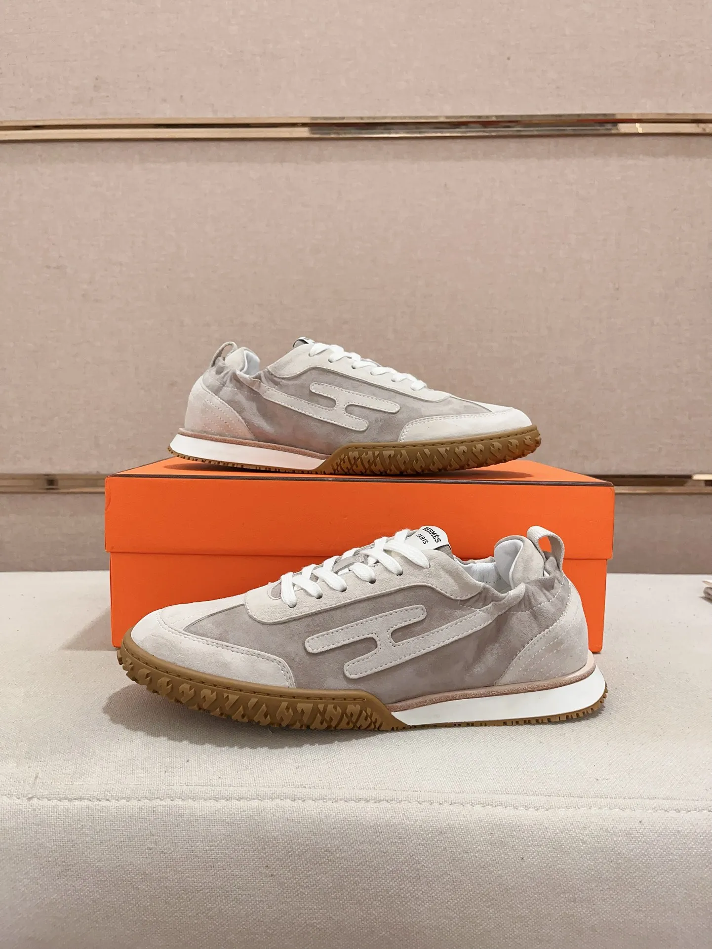 Men's men's shoes 💰: 720💰 Hermes top version # Couple style 💏 24ss casual sneakers Suede goatskin sneakers decorated with contrasting patterns and iconic "H" details, beautifully packaged at the delivery counter 🛍📦 Fabric: suede + cowhide Lining: mixed sheep lining Outsole: original TPU Bottom thickness: 2CM Size: 35-44